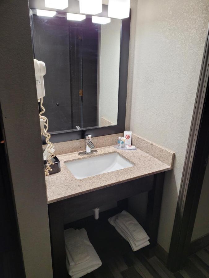 Comfort Inn Cleveland Airport Middleburg Heights Buitenkant foto